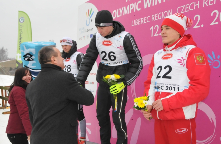 Hejtman LK Stanislav Eichler blahopřál vítězi závodu v běhu na 7,5 km Martinu Weisheit zNěmecka hned po závodě v areálu ve Vesci. 
